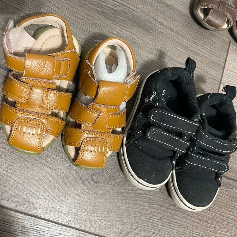 Size 5 shoes sandals/ tennis shoes